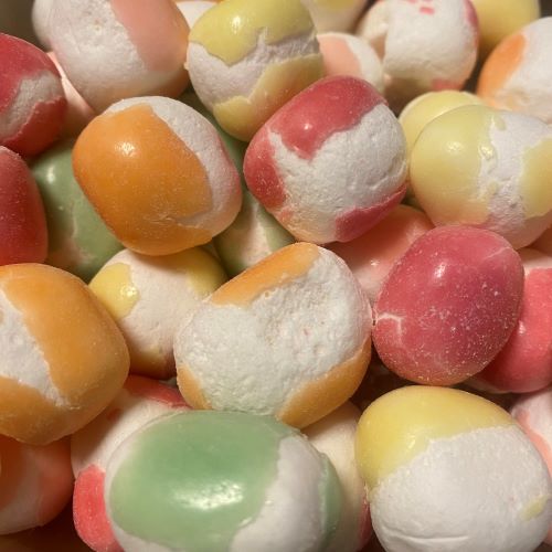 Frystorkade Crunchy sura fruktbollar